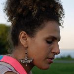 Meryem Saci, plongée dans ses pensées, réfléchit à ses racines, à Côte-des-Neiges, au hip-hop et au futur. Crédit photo : Phyllis Lewis