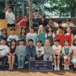 La photo de classe de la 4e année de Mme Miki Maeba à l'École Lord Strathcona (1996-1997); et Mme Maeba qui lit avec quelques-uns de ses élèves (2002) Crédit photo : Avec la permission de Miki Maeba