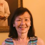 Légende : Arlene Chan avec une photo de sa mère, Jean Lumb. Crédit photo : Kathy Grant