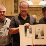 ward-storyteller_piccinninni-brothers2 Légende : Les frères Piccininni tiennent une photo de leur mère le jour de son mariage. Crédit photo : Kathy Grant