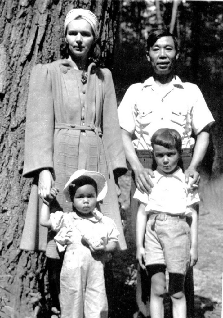 Family photo, 1942 – Courtesy of Mavis Garland