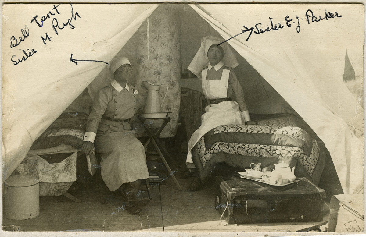 Sœur Murney Pugh et sœur Ellanore J Parker (vers 1916). Avec l'aimable autorisation du Royal British Columbia Museum. Crédit : BCA-J00711.